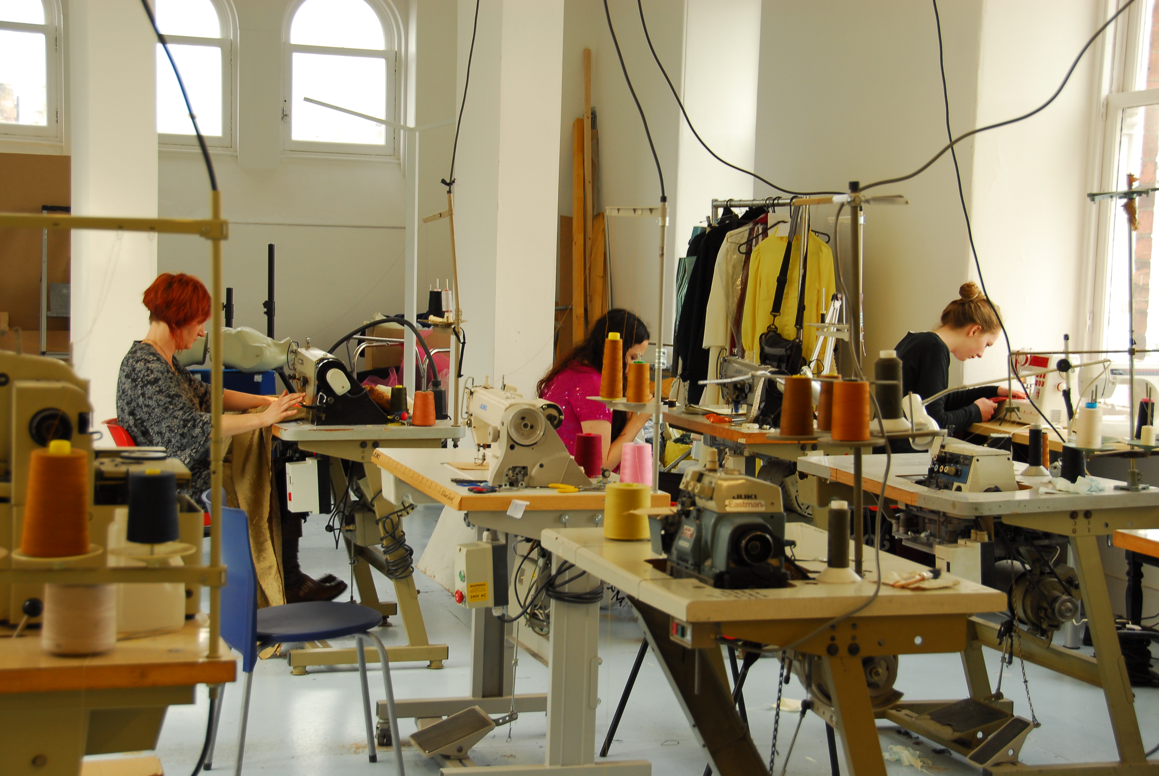 Сайт швейника. Швейное предприятие. Швейный цех. Фабрика по пошиву. Фабрика по пошиву одежды.